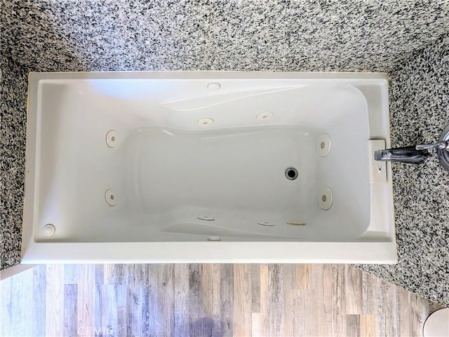 room details featuring a jetted tub