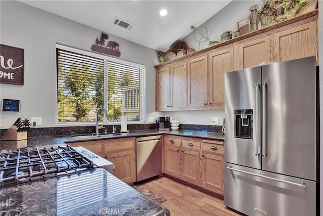 kitchen featuring light wood-type flooring, visible vents, a sink, recessed lighting, and stainless steel appliances