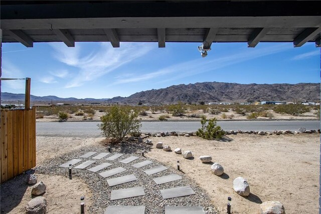 view of yard with a mountain view