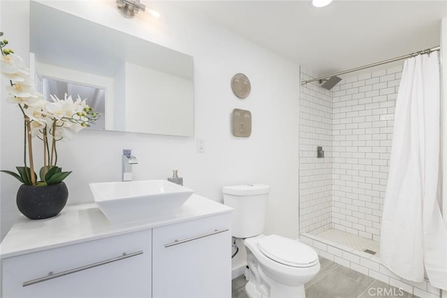 22470 Fawnridge Dr, Palm Springs, CA 92262 - bathroom with tiled shower, vanity, and toilet
