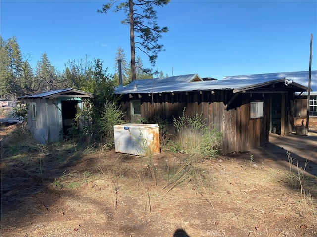 view of yard with an outdoor structure