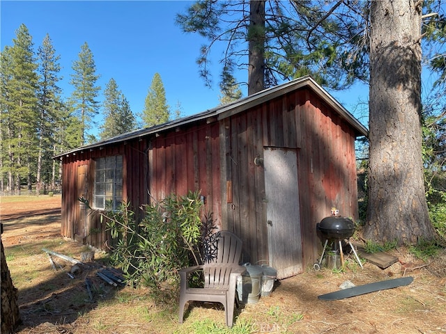 view of outdoor structure featuring an outbuilding