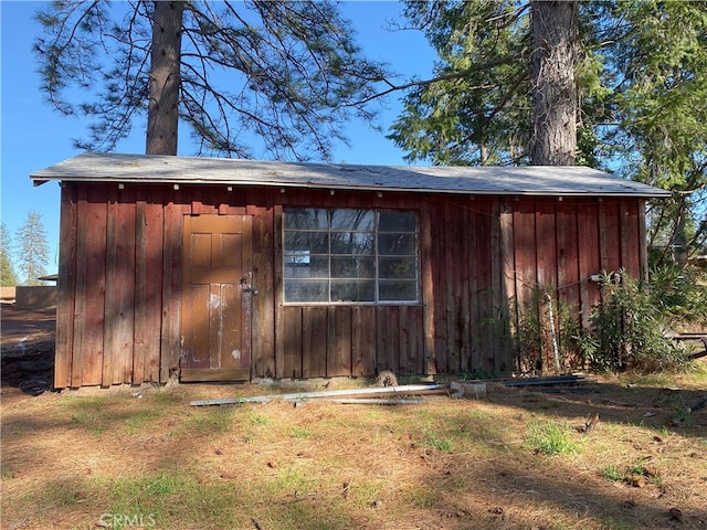 view of outdoor structure featuring an outbuilding