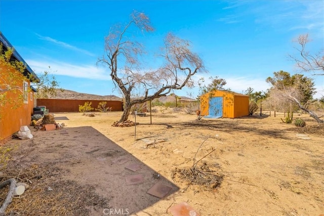 view of yard featuring an outdoor structure and a shed