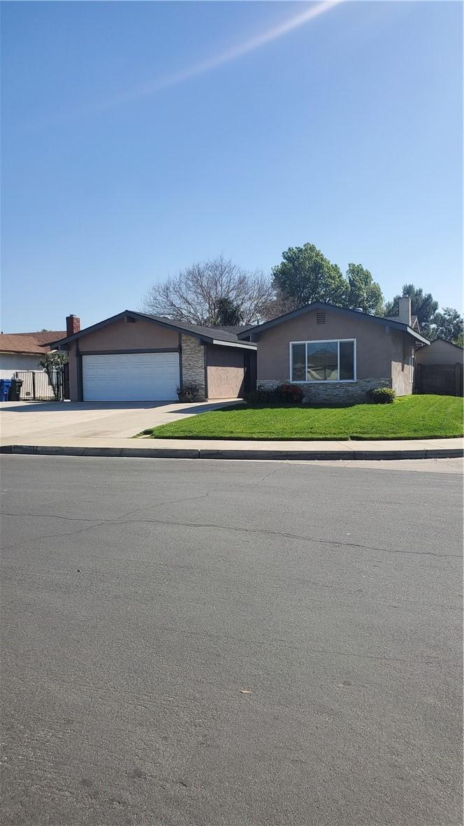 view of front of property with driveway, a garage, and a front yard