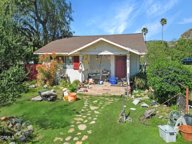 view of front of property featuring a front yard and fence