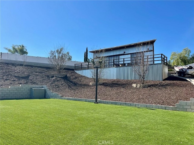 view of yard with an outdoor structure