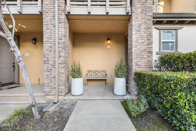 view of exterior entry with stucco siding