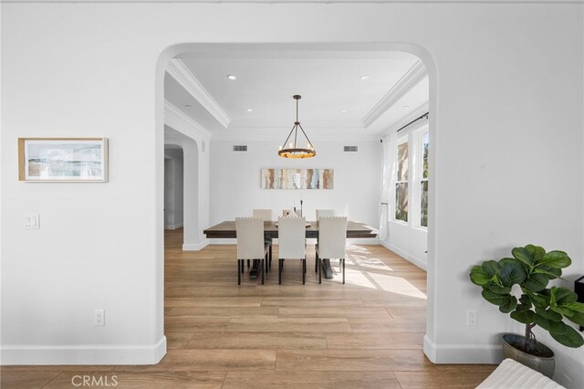 106 Via Sabinas, San Clemente, CA 92673 - dining space featuring arched walkways, a chandelier, crown molding, light wood finished floors, and baseboards