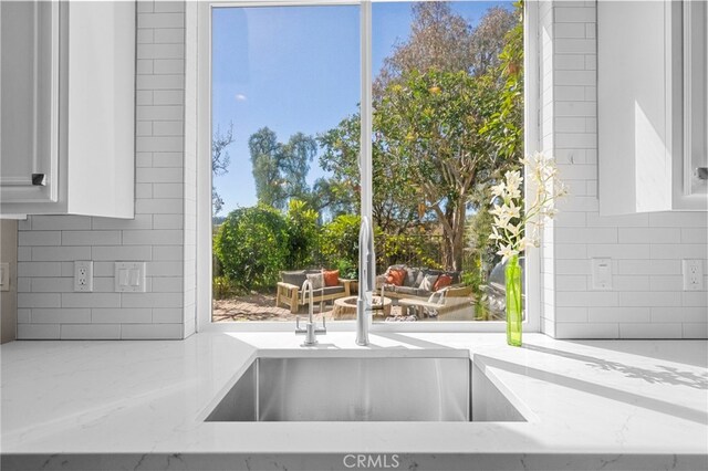 106 Via Sabinas, San Clemente, CA 92673 - doorway featuring a sink