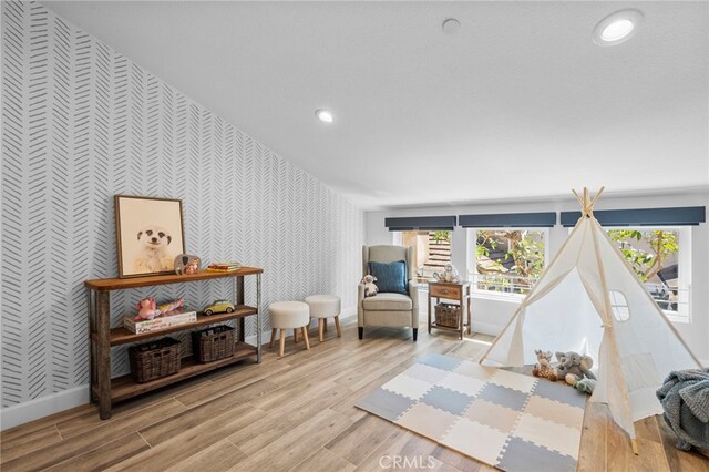 106 Via Sabinas, San Clemente, CA 92673 - living area featuring wallpapered walls, an accent wall, baseboards, wood finished floors, and recessed lighting