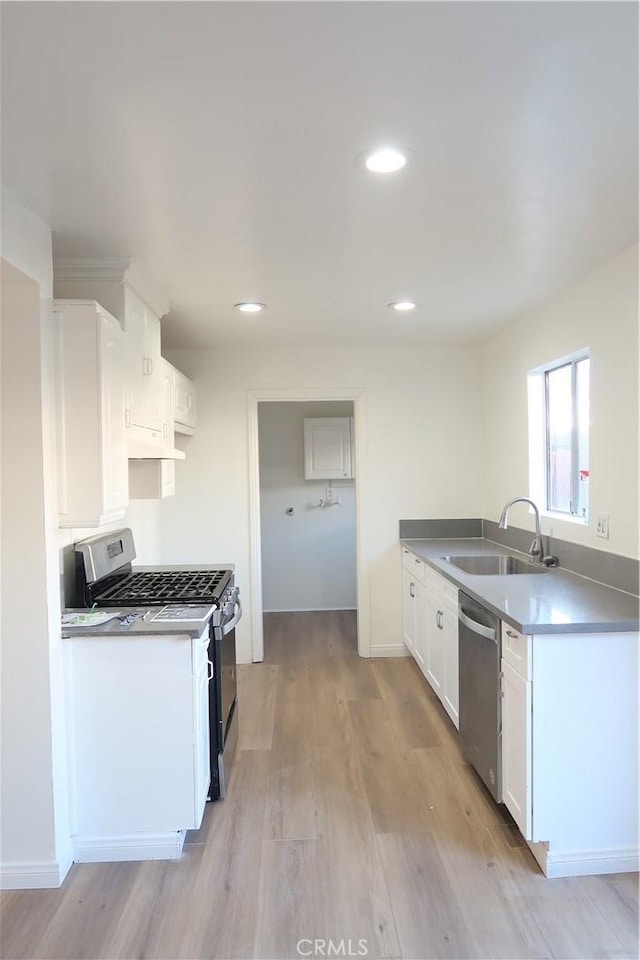 kitchen featuring stainless steel appliances, recessed lighting, light wood-style flooring, a sink, and under cabinet range hood