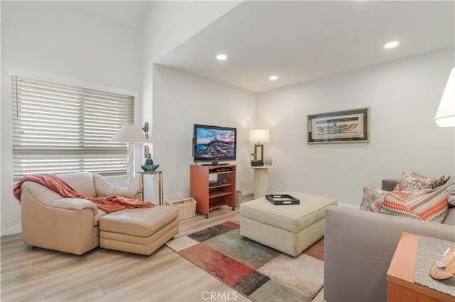 living area featuring light wood-style flooring, baseboards, and recessed lighting