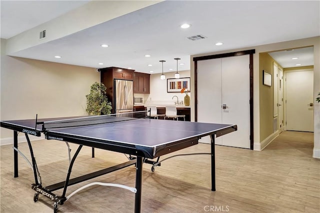 rec room with baseboards, light wood-style flooring, visible vents, and recessed lighting