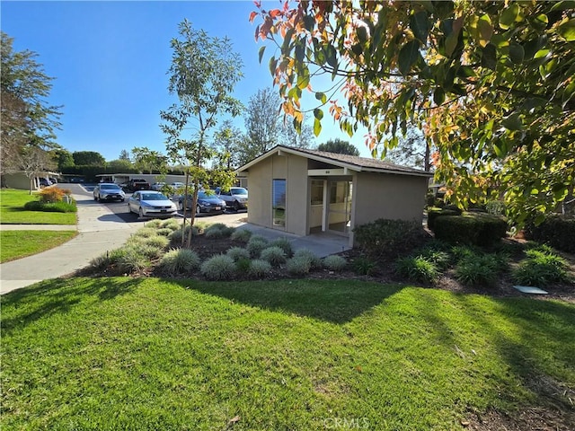 784 Via Los Altos Unit A, Laguna Woods, CA 92637 - view of side of property featuring stucco siding and a yard