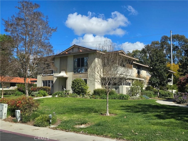 view of front of house featuring a front yard and stucco siding