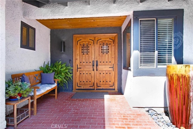 view of exterior entry with stucco siding