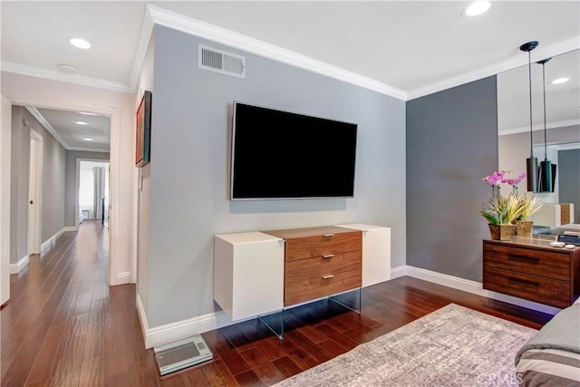 living room with dark wood-style floors, visible vents, crown molding, and baseboards