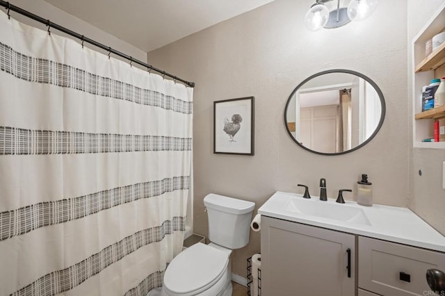 bathroom with toilet, a shower with curtain, and vanity