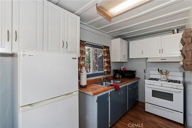 kitchen with dark wood-style floors, a sink, blue cabinets, white appliances, and under cabinet range hood