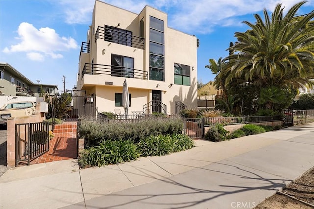 view of front facade featuring a fenced front yard and stucco siding