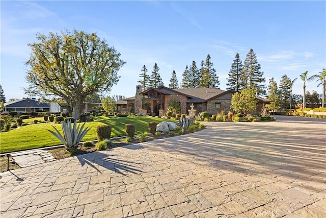 view of front of home featuring a front yard