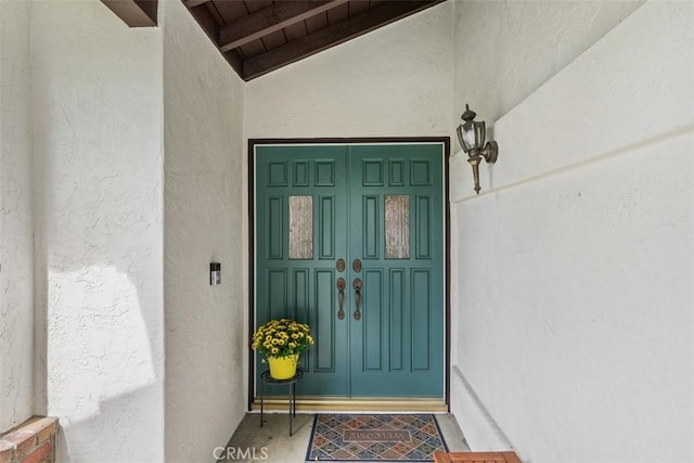 property entrance featuring stucco siding