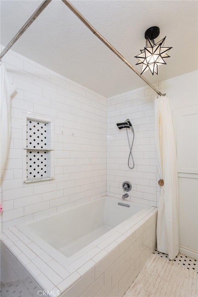 bathroom featuring tiled shower / bath