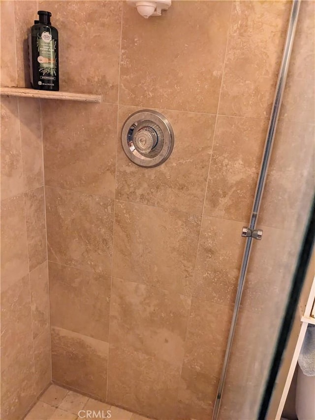 interior details with a tile shower