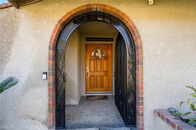 view of exterior entry featuring stucco siding