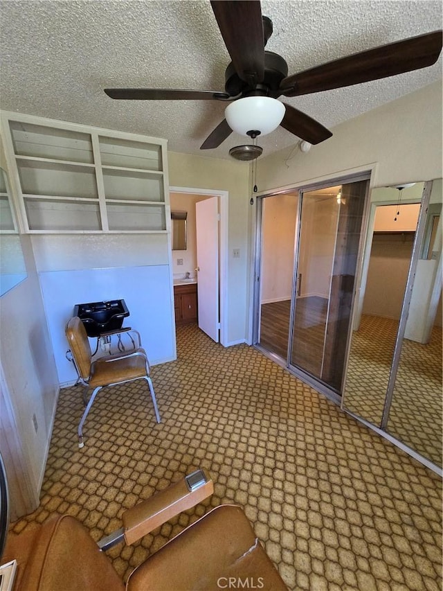 bedroom featuring a closet, a ceiling fan, a textured ceiling, and carpet flooring