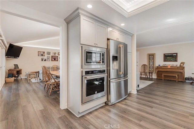 kitchen with crown molding, stainless steel appliances, recessed lighting, light wood-style flooring, and baseboards