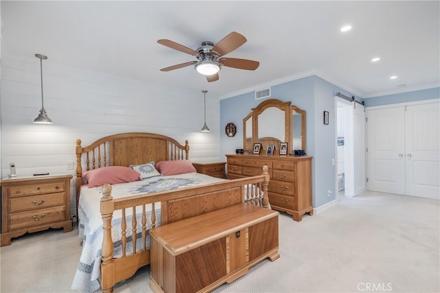 bedroom with light carpet, a barn door, visible vents, ceiling fan, and crown molding