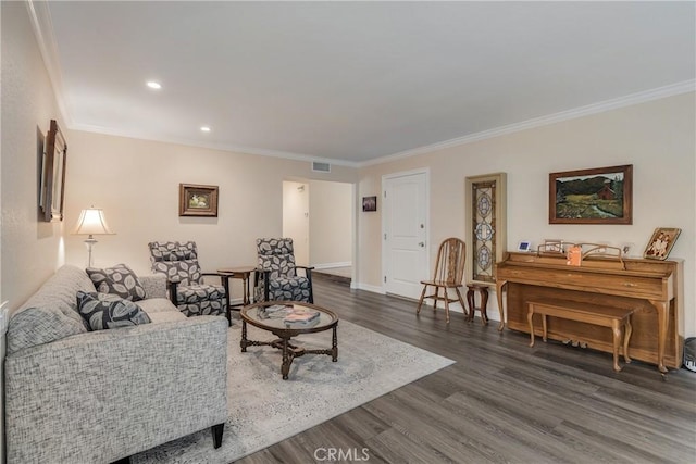 living room featuring recessed lighting, dark wood-style flooring, visible vents, baseboards, and ornamental molding