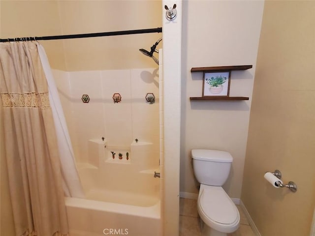 full bath featuring toilet, baseboards, and shower / tub combo with curtain