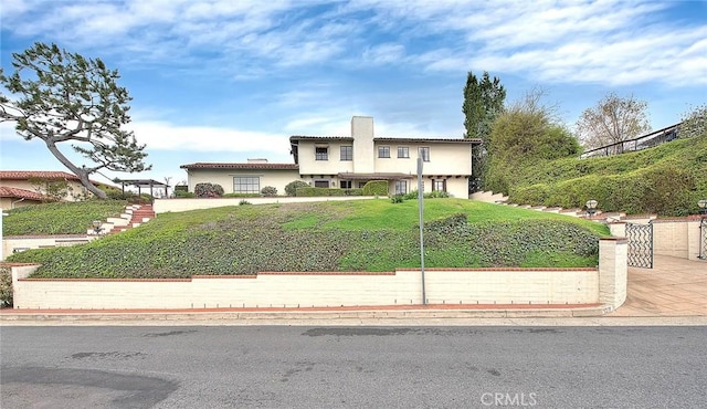 view of front of property featuring a front yard