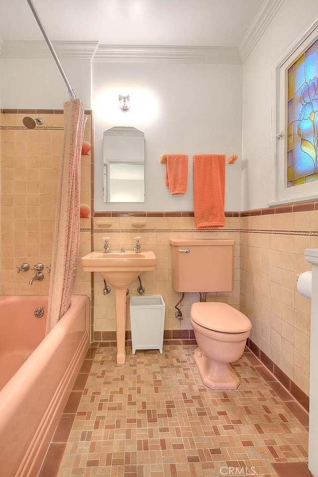 bathroom featuring wainscoting, toilet, crown molding, and shower / bathtub combination with curtain