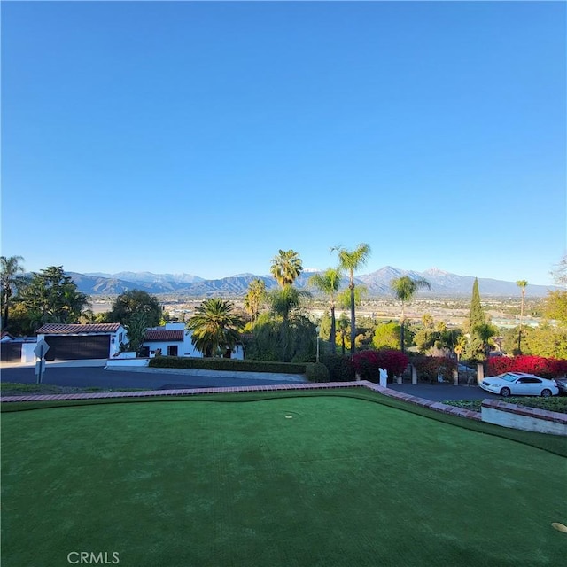 view of yard with a mountain view