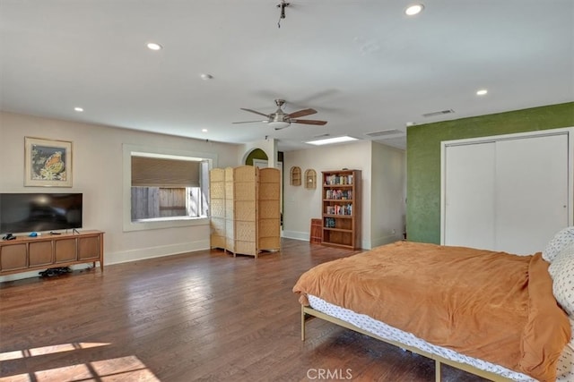 bedroom featuring visible vents, recessed lighting, baseboards, and wood finished floors