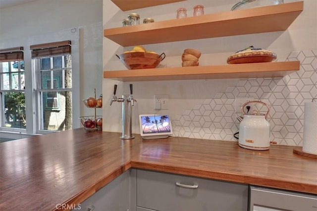 interior details featuring tasteful backsplash