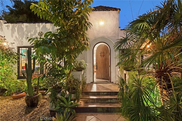 property entrance featuring stucco siding