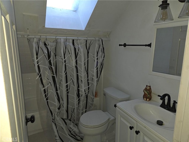 full bathroom featuring toilet, shower / bath combo with shower curtain, and vanity