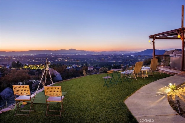 view of yard featuring a mountain view