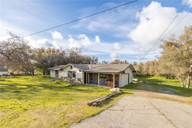 43317 Running Deer Ct, Coarsegold, CA 93614 - view of front facade featuring driveway, an attached garage, and a front yard
