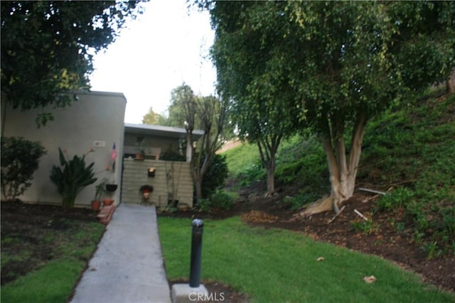 view of front of home featuring a front yard