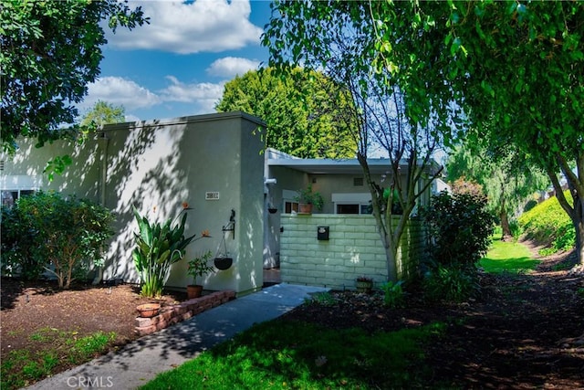 view of front facade featuring stucco siding