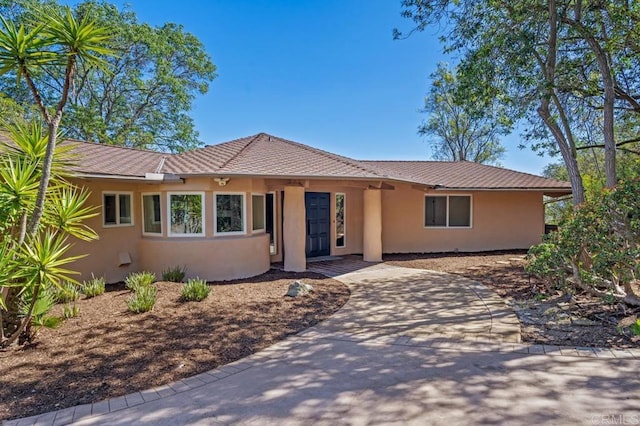 ranch-style home featuring stucco siding