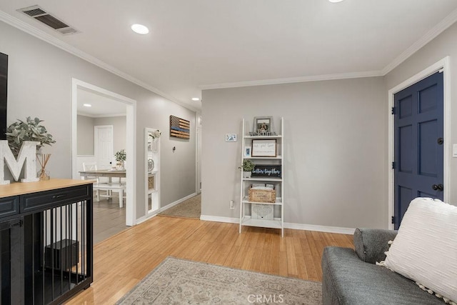 living room featuring visible vents, recessed lighting, light wood-style floors, crown molding, and baseboards