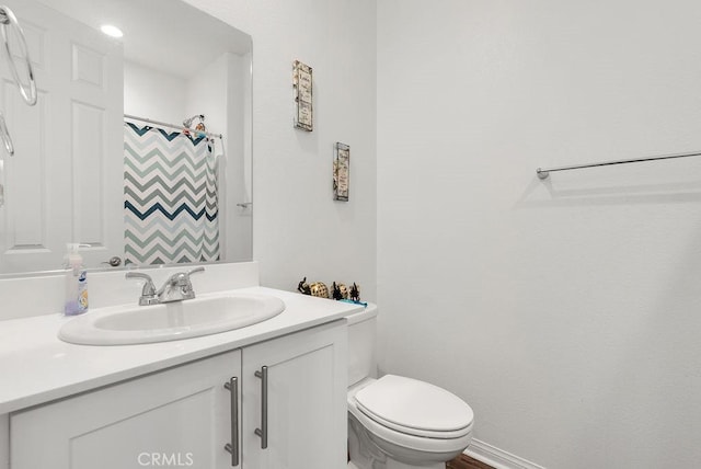 bathroom with toilet, a shower with curtain, and vanity