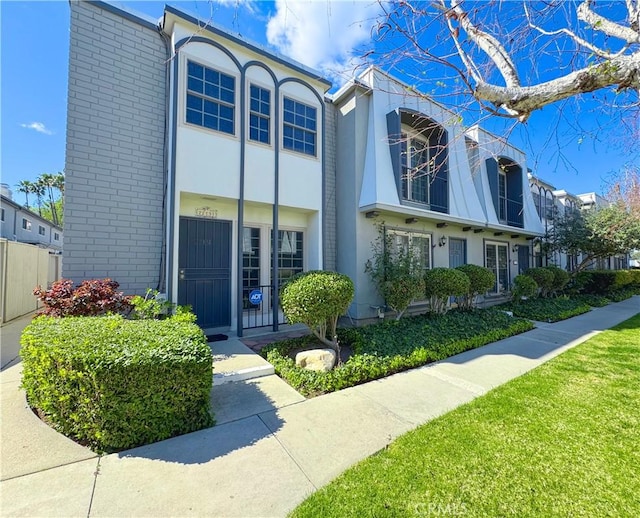 view of front facade with stucco siding